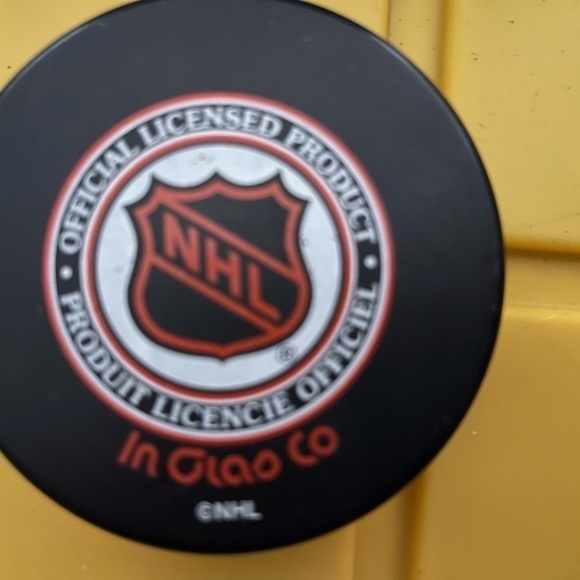 Simone Gagne 12 Philadelphia Flyers signed puck - Picture 2 of 2